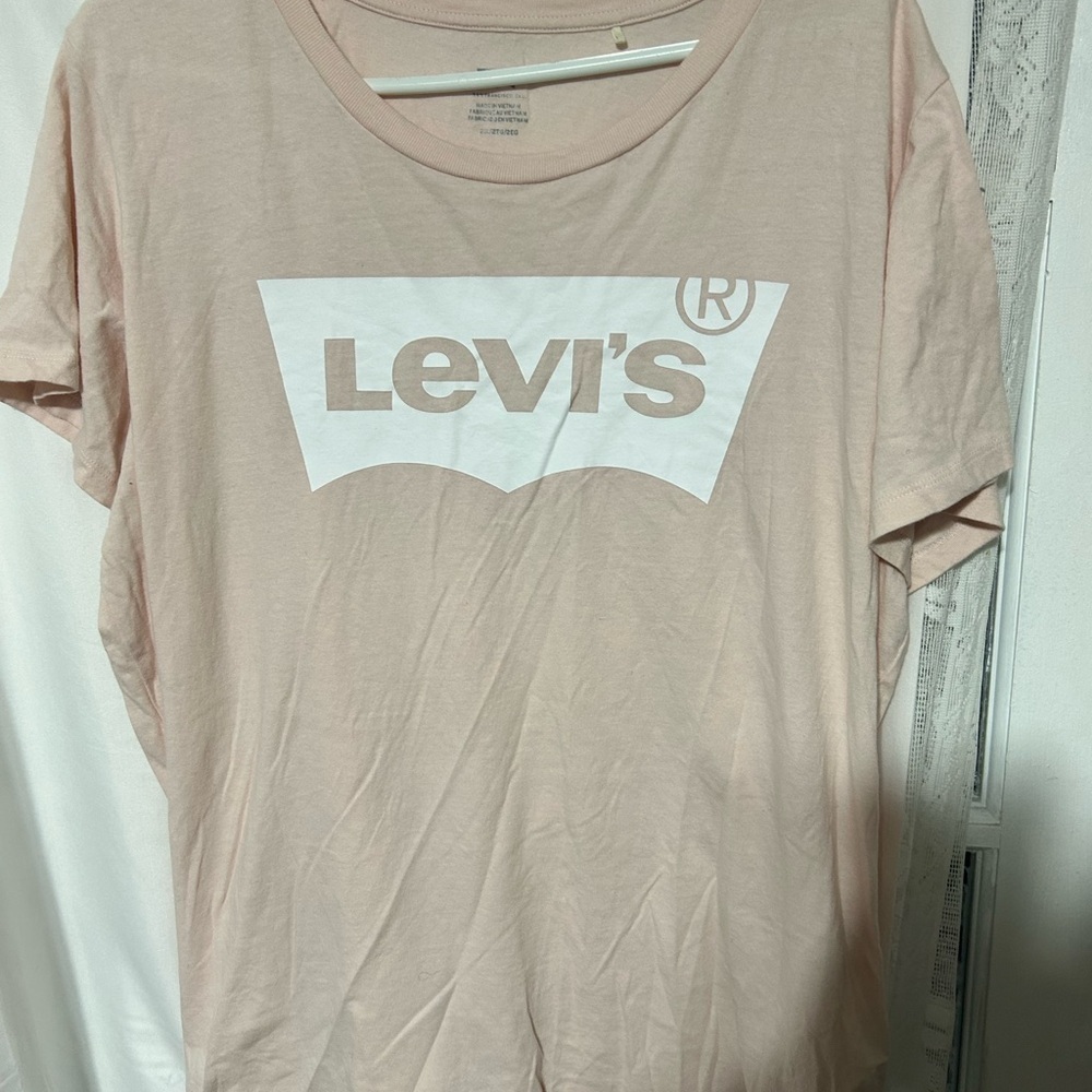 Levi's Light Pink Tee with White Logo - 2X- Tahiti is new or like new